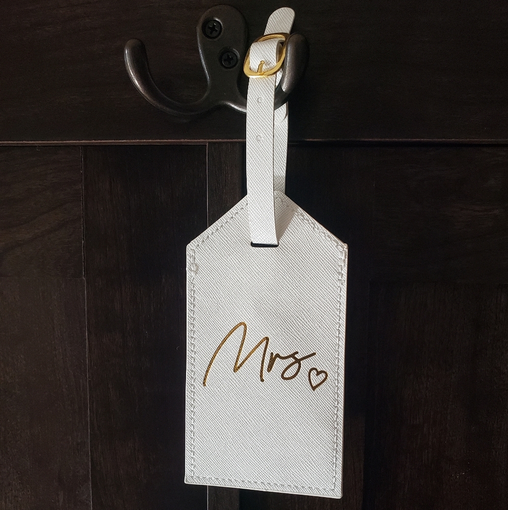 White Luggage Tag with Gold 'Mrs' Design New